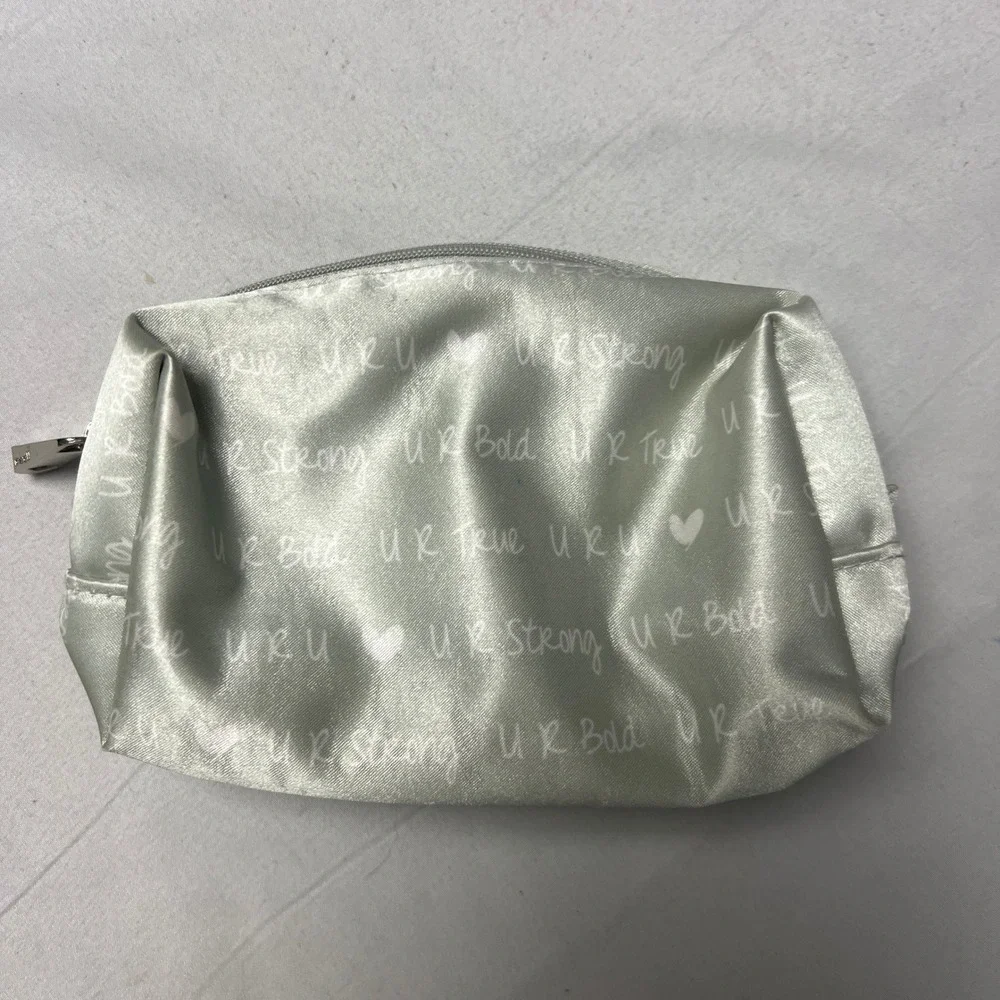 Jewell by Thirty-One Cosmetic Bag Makeup Pouch Travel‎ Accessories Silver Strong